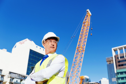 建筑工地的工程师建设者建筑工程师施工场景穿着安全背心